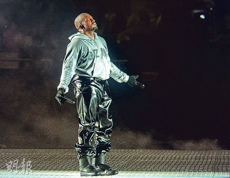 7U[_B1p tX90h Kanye WestW[ۡuhv