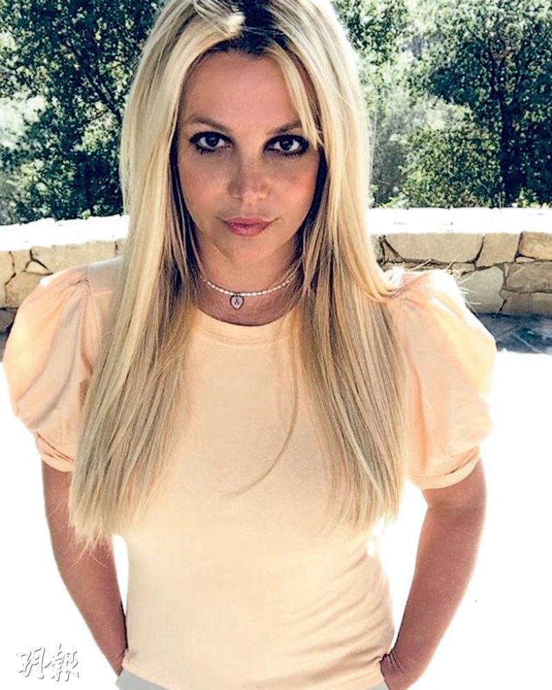 Christina Aguileraڦ^פ@vƥ Britney SpearsKΦP